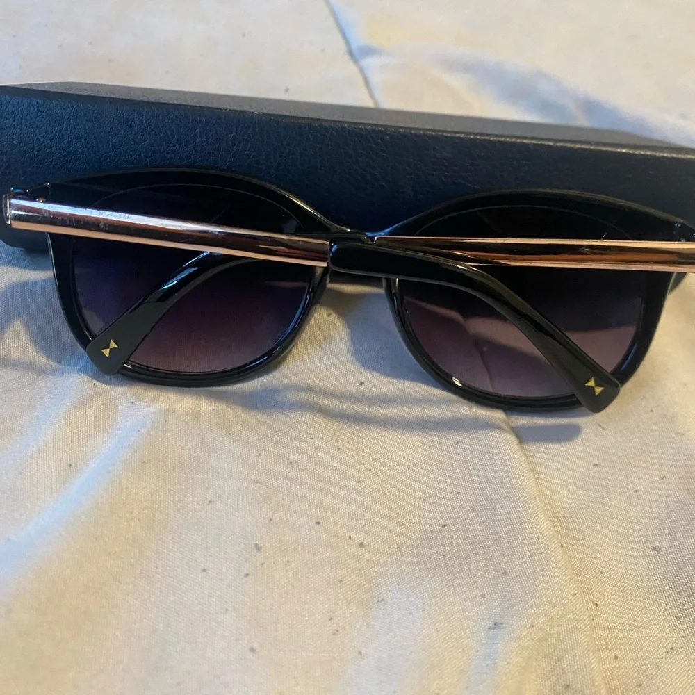 LC Lauren Conrad Black Frame Sunglasses with Gradient Lenses